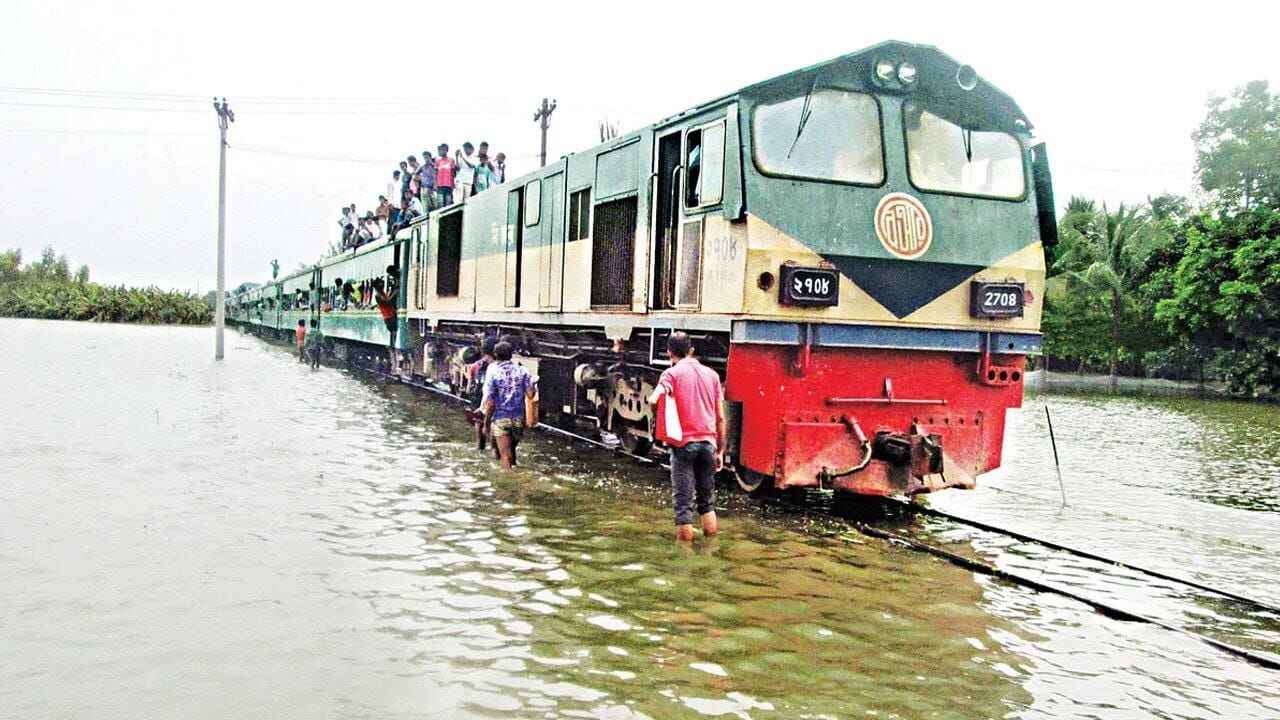 চট্টগ্রাম থেকে ট্রেন চলাচল বন্ধের ঘোষণা দিয়েছে রেলওয়ে কর্তৃপক্ষ