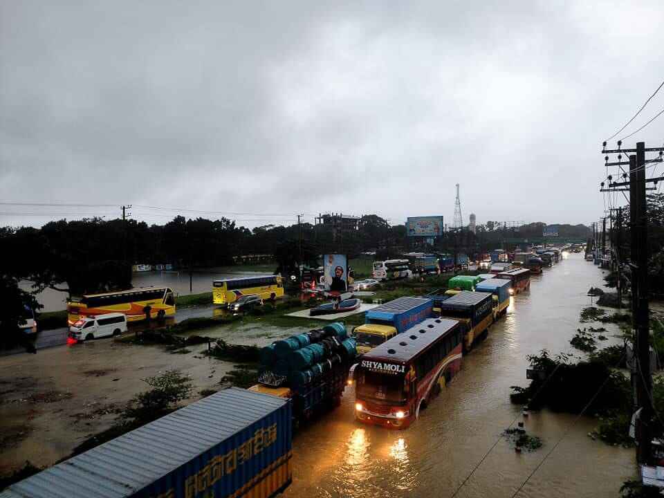 ঢাকা-চট্টগ্রাম মহাসড়কে বন্যার কারণে যান চলাচল প্রায় বন্ধ